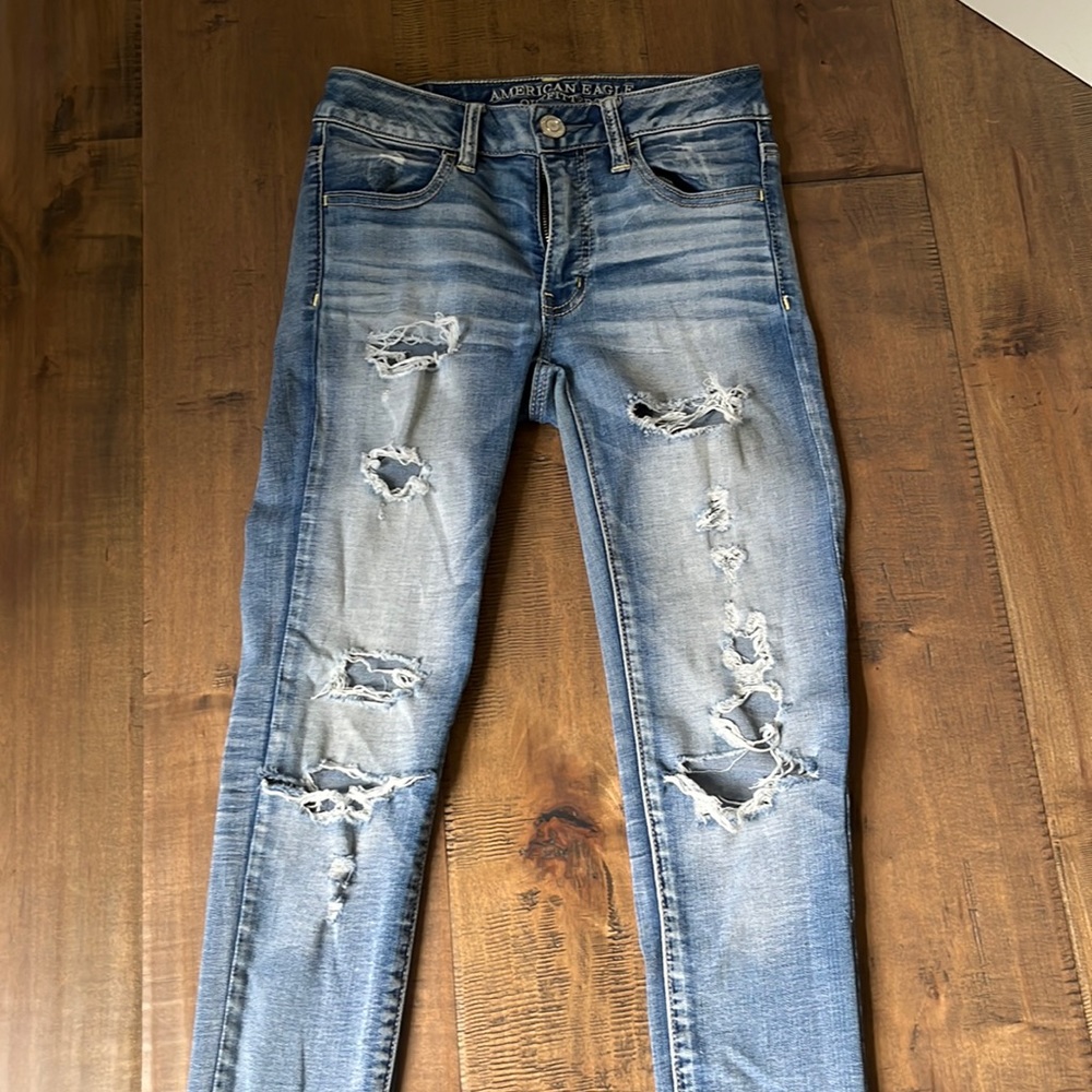 AMERICAN EAGLE SUPER SUPER STRETCH RIPPED SKINNY JEANS